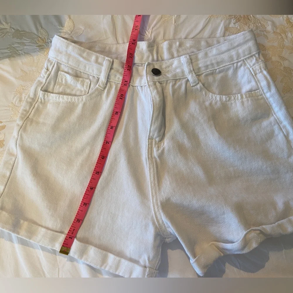 NWOT“JEANS” Sz-L Juniors/58 China- Cute Off White Jean Shorts-Soft Movable Cloth